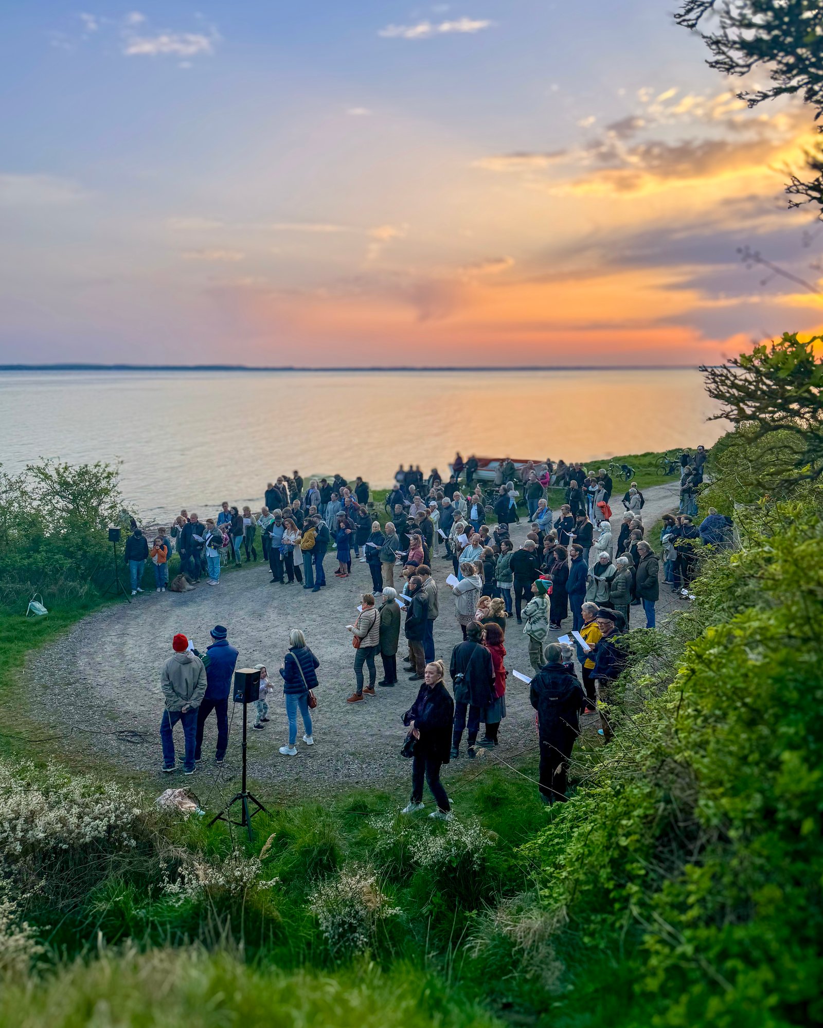 Valborgfirande i Kyrkbacken med solnedgång sett uppifrån.