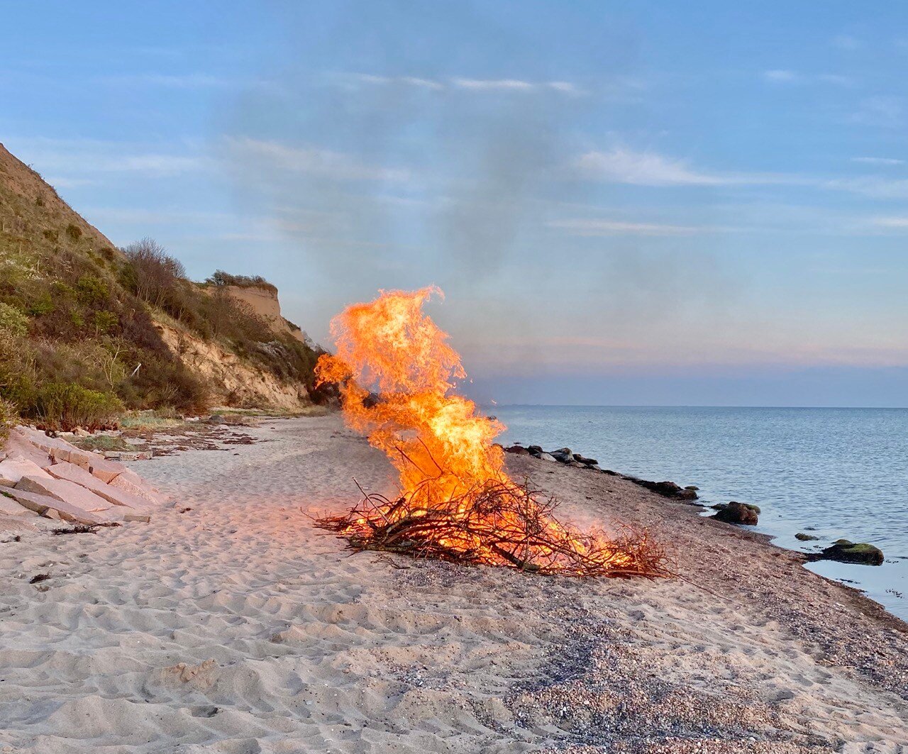 Majbrasa vid södra Kyrkbackens strand.