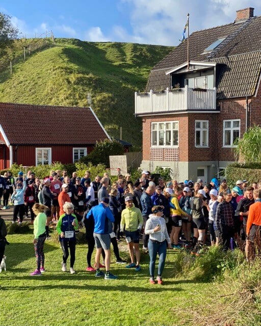 Samling med löpare och åskådare inför Hven Seaside Run.