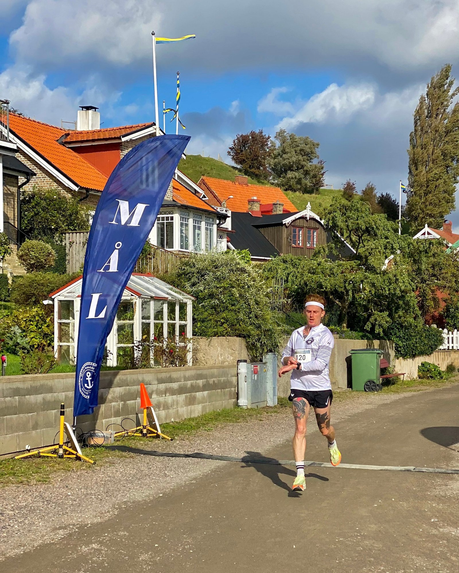 Deltagare i Hven Seaside Run som precis springer i mål.