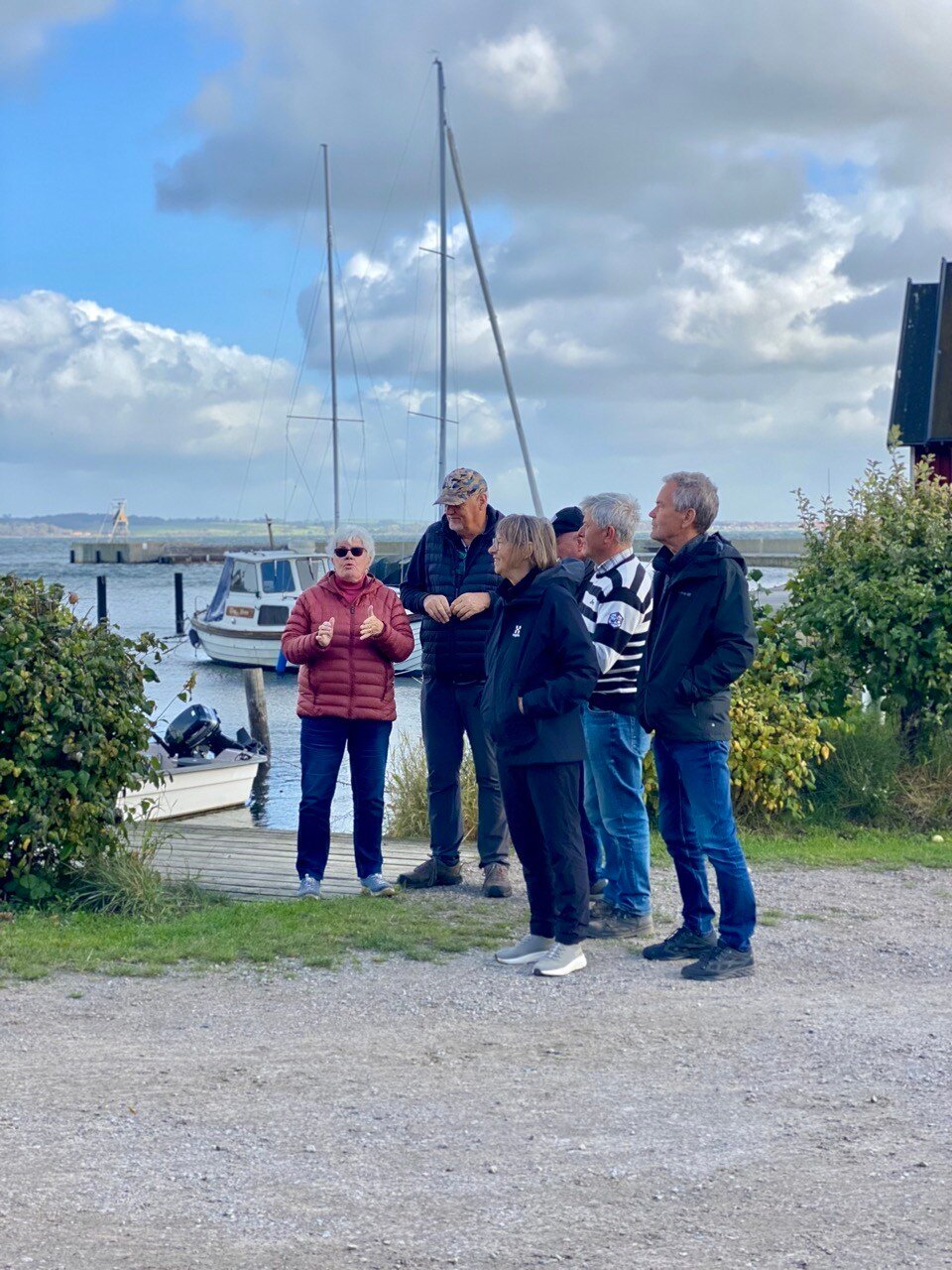 Åskådare till Hven Seaside Run vid Bäckvikens hamn.