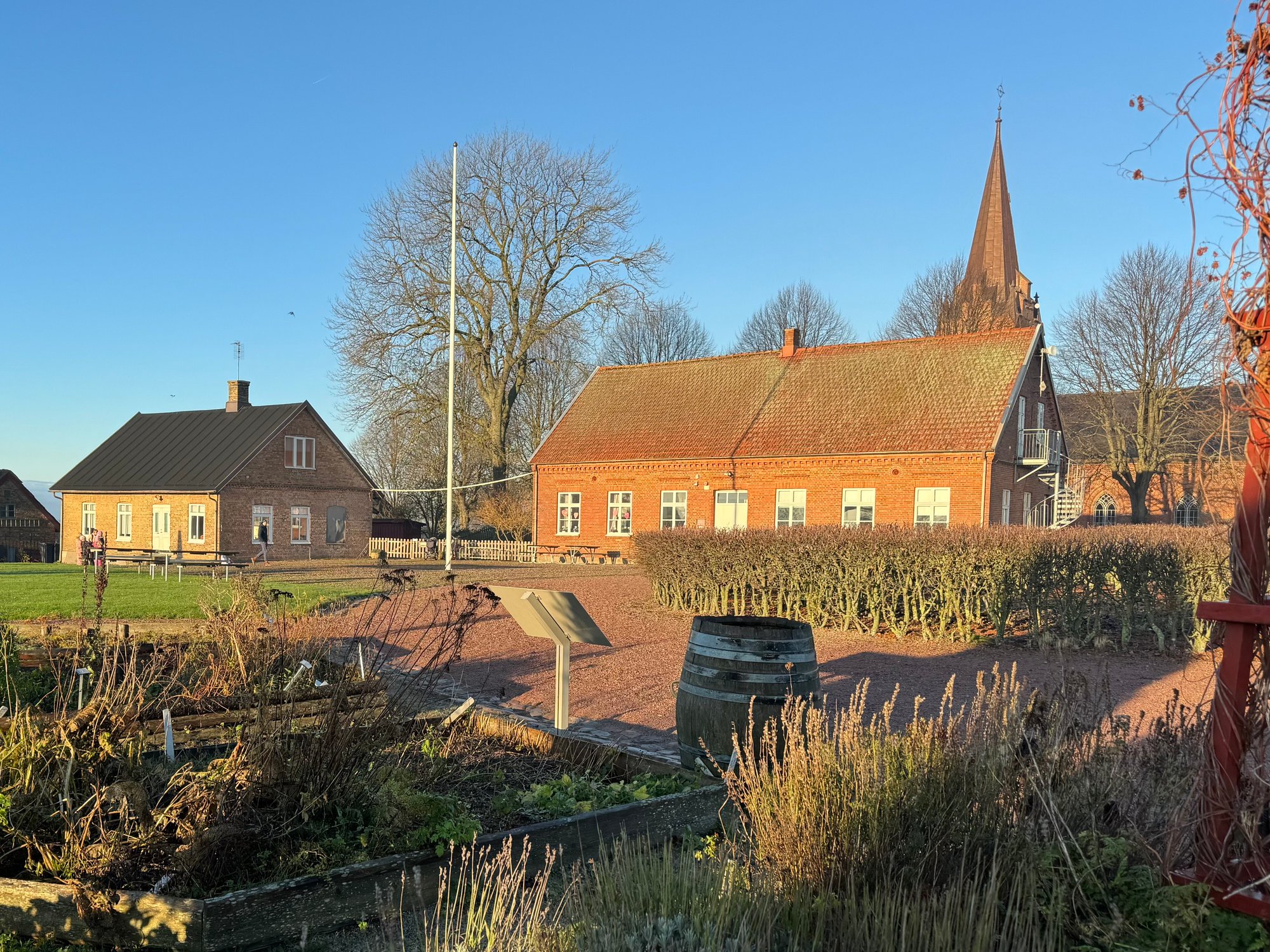 Vens skola förskola där även Vens bibliotek ligger.